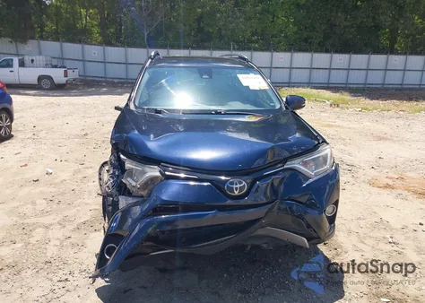 2018 Toyota Rav4 Xle z USA, uszkodzony, nr VIN JTMWFREV9JD128751
